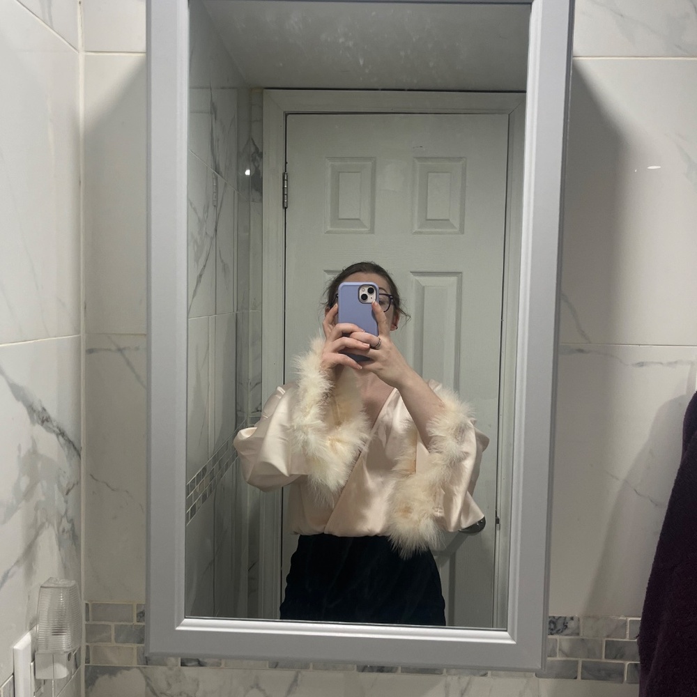 Satin dramatic blouse with feathery sleeves - Picture 3 of 4